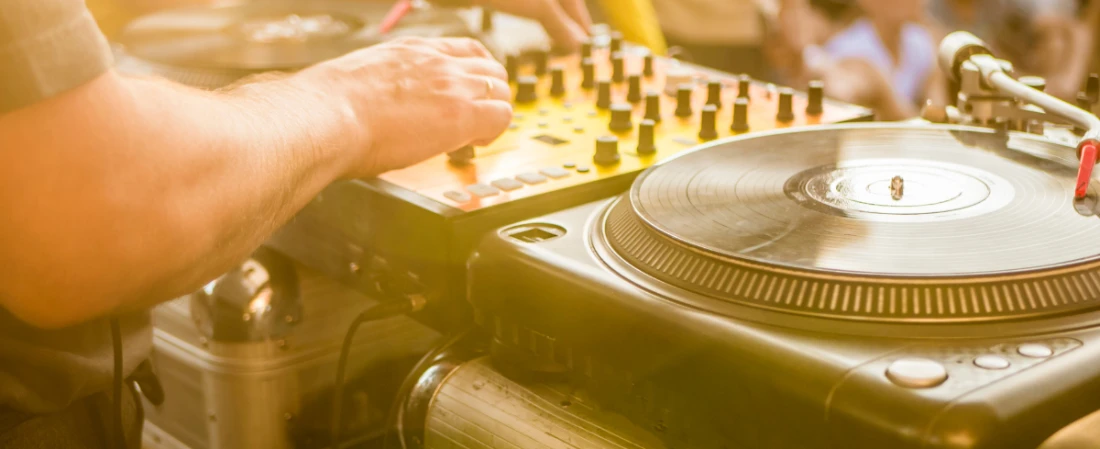 Bobby’s Bar & Lounge: Chill Cocktails & DJ Nights by the Beach